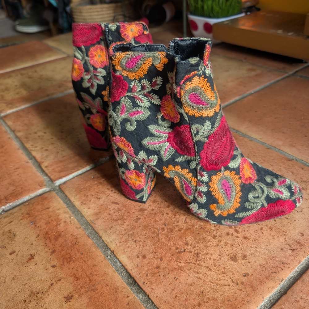 MIA Bold Paisley Zip-up Embroidered Heeled Ankle Boots Women's Size 6